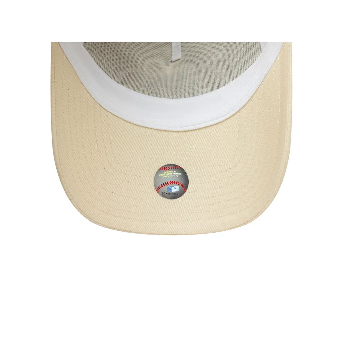 Gorra New York Yankees MLB League Essential 9FORTY Ajustable Beige Women New Era